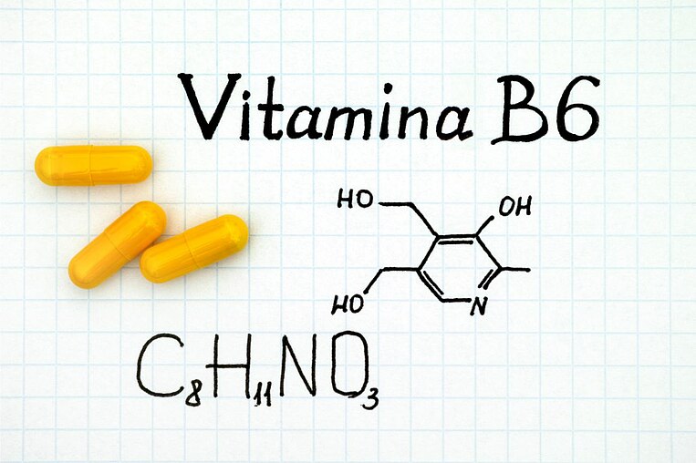 Formula chimica della vitamina B6 con capsule gialle Formula chimica della vitamina B6 con capsule gialle
