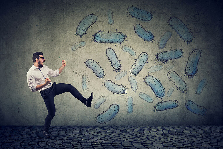 Illustration von einem Mann der versucht sich gegen Bakterien zu währen Illustration von einem Mann der versucht sich gegen Bakterien zu währen