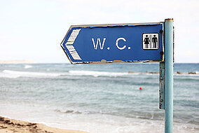 Strandschild mit der Aufschrift W.C.
