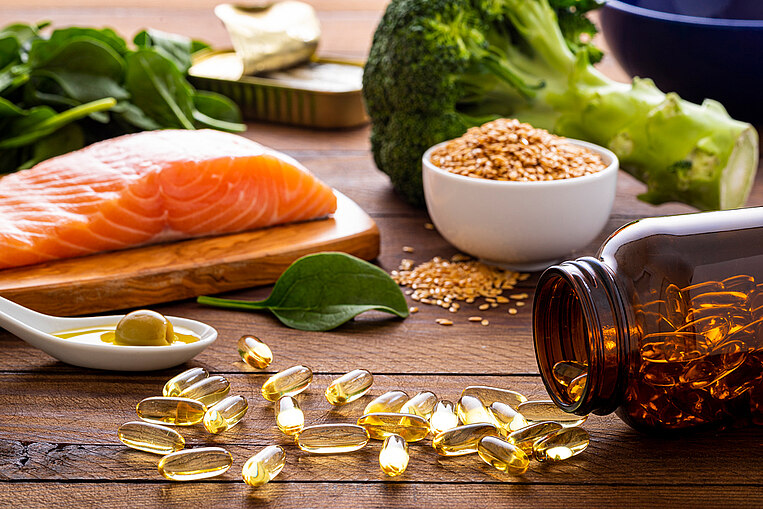 Omega-3 Präparate auf einem Tisch Omega-3 Präparate auf einem Tisch