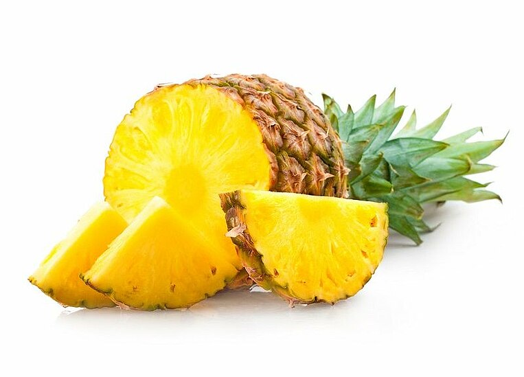 Ananas tagliato su sfondo bianco Ananas tagliato su sfondo bianco