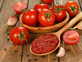 Pomodori in una ciotola di legno