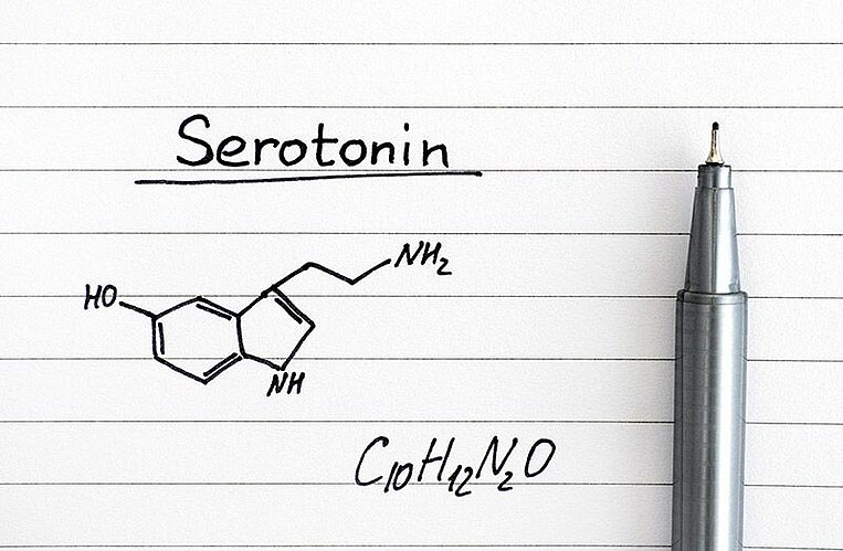 Chemische Formel für Serotonin mit Stift gezeichnet Chemische Formel für Serotonin mit Stift gezeichnet