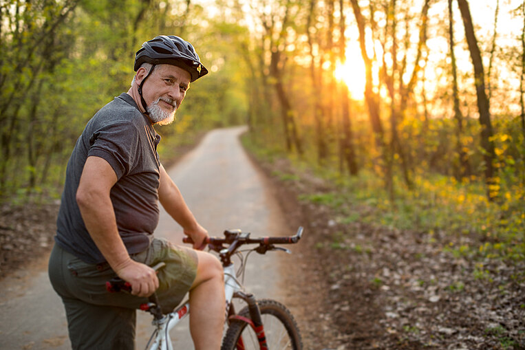 Mann mit Rennrad im Wald Mann mit Rennrad im Wald