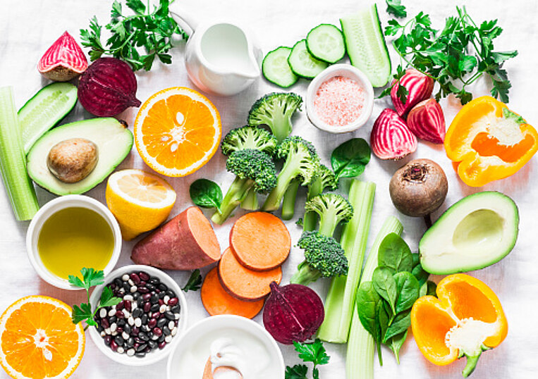 Verschiedene Lebensmittel, die Vitamin B enthalten. Verschiedene Lebensmittel, die Vitamin B enthalten.