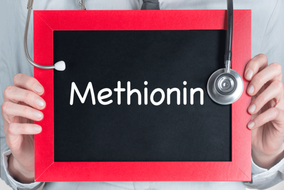 Arzt hält eine Tafel mit dem Wort Methionon vor der Brust