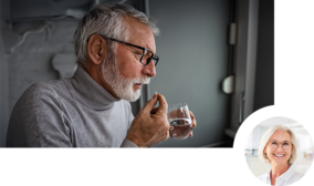 Mann nimmt Melatonin ein Mann nimmt Melatonin ein