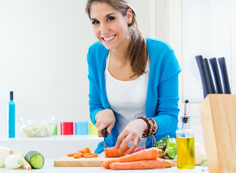Frau am kochen