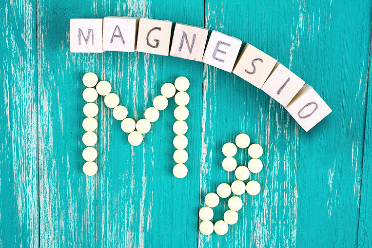 Cubi di legno con la scritta "magnesio" e "Mg" scritto con compresse. Cubi di legno con la scritta "magnesio" e "Mg" scritto con compresse.