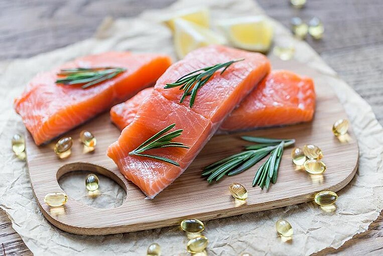Lachs und Omega-3 auf einem Brett serviert Lachs und Omega-3 auf einem Brett serviert