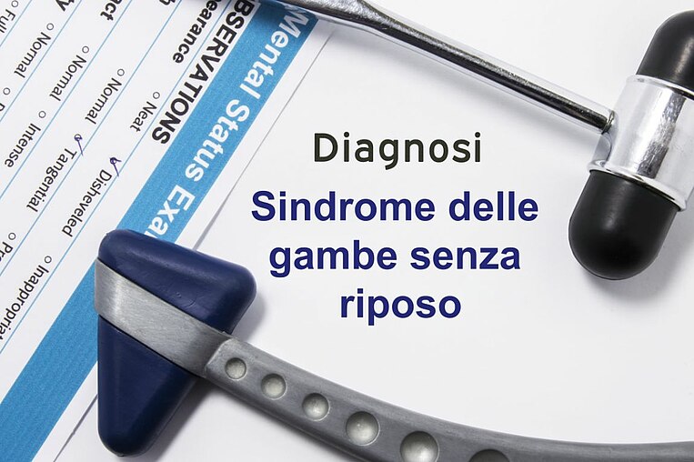 Due martelletti neurologici su dei fogli con la scritta "Diagnosis Restless legs syndrome" Due martelletti neurologici su dei fogli con la scritta "Diagnosis Restless legs syndrome"