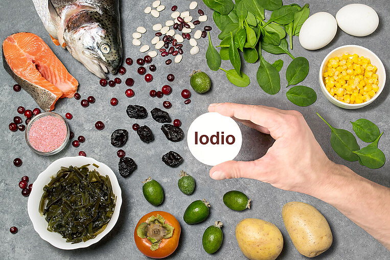 Patate, mais, diverse specie di pesci e uova disposti intorno alla parola iodio Patate, mais, diverse specie di pesci e uova disposti intorno alla parola iodio