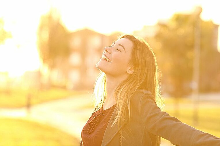 Una donna al sole in un parco Una donna al sole in un parco