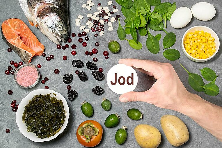 Kartoffeln, Mais, verschiedene Fischsorten und Eier um das Wort Jod platziert Kartoffeln, Mais, verschiedene Fischsorten und Eier um das Wort Jod platziert