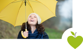 Frau hält einen Regenschirm Frau hält einen Regenschirm