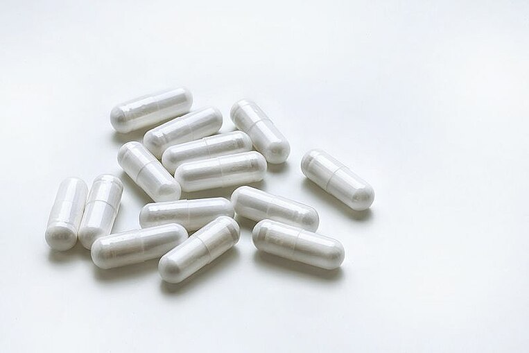 Diverse pillole di vitamine del gruppo B Diverse pillole di vitamine del gruppo B