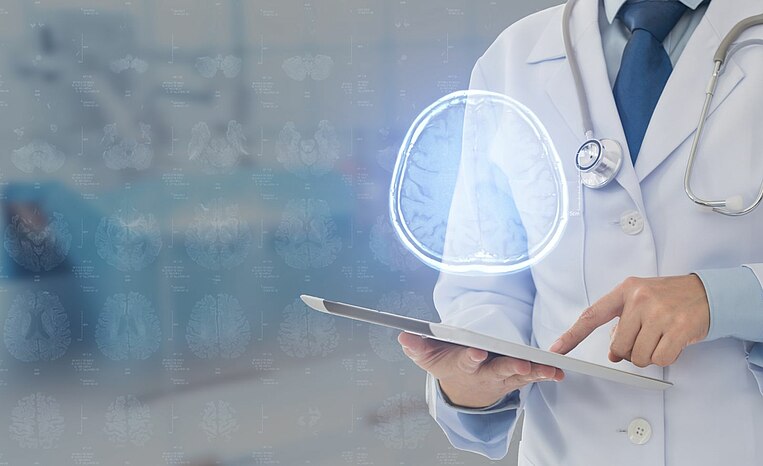 Arzt hält ein Tablet in seiner Hand Arzt hält ein Tablet in seiner Hand