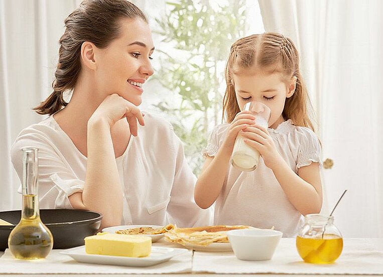 Madre e figlia a colazione Mutter und Tochter beim Frühstück