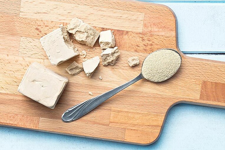 Frische und getrocknete Hefe auf einem Brett Frische und getrocknete Hefe auf einem Brett