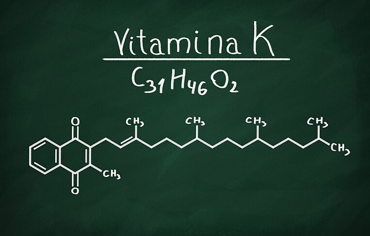 Formula dell’elemento chimico vitamina K su una lavagna Formula dell’elemento chimico vitamina K su una lavagna