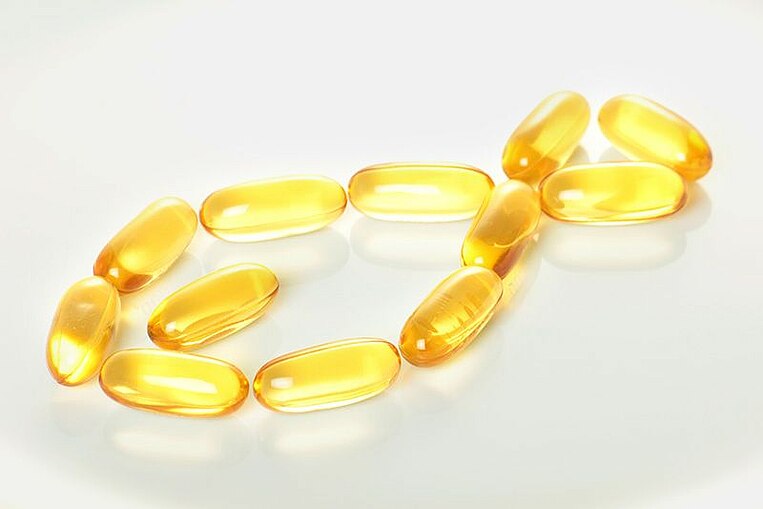 Capsule di omega-3 su un tavolo Omega-3-Kapseln auf einem Tisch