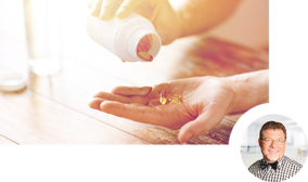 Person nimmt Vitamin-D-Präparat ein Person nimmt Vitamin-D-Präparat ein