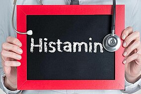 Arzt hält ein Schild mit der Aufschrift Histamin