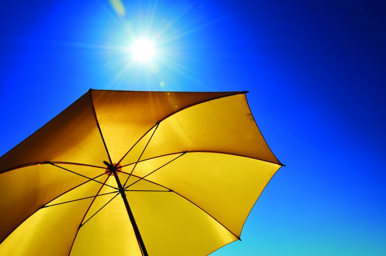 Gelber Sonnenschirm in der Sonne Gelber Sonnenschirm in der Sonne