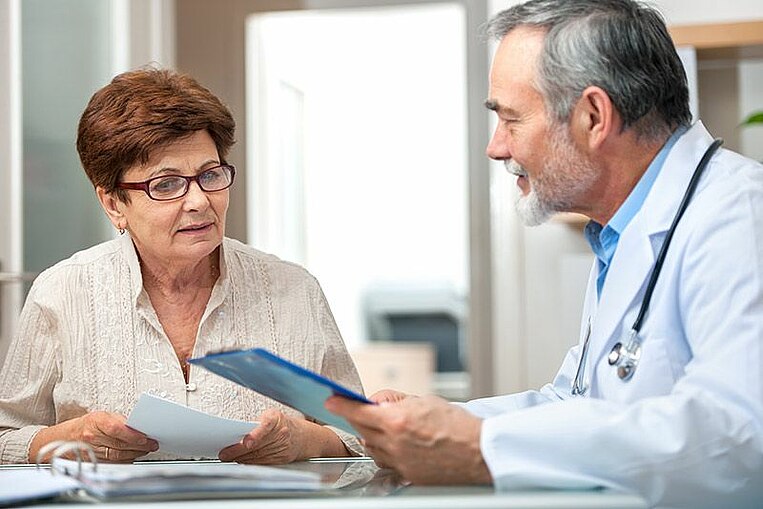 Colloquio tra medico e paziente Arzt und Patientin im Gespräch