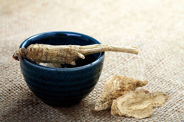 Ginseng und Maca in einer Schale Ginseng und Maca in einer Schale
