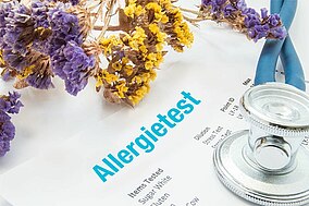 Druckergebnis mit der Aufschrift Allergy Testing neben Blumen liegend