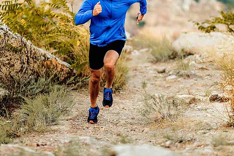 Mann joggt durch die Natur Mann joggt durch die Natur