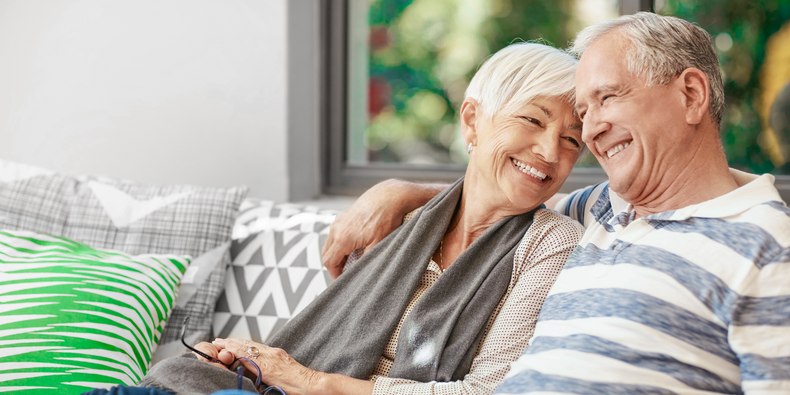 Älteres Ehepaar sitzt auf einem Sofa