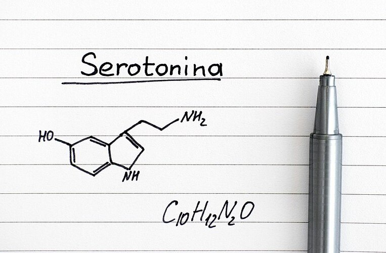 Formula chimica della serotonina disegnata a matita Formula chimica della serotonina disegnata a matita