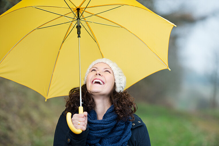 Frau hält einen Regenschirm Frau hält einen Regenschirm