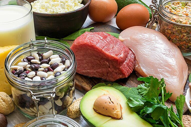 Prodotti naturali come carne, avocado e uova Prodotti naturali come carne, avocado e uova