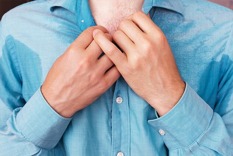 Uomo che si tocca il collo con le mani Uomo che si tocca il collo con le mani
