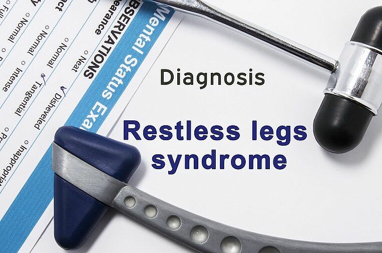 Zwei neurologische Hammer auf Blättern mit der Aufschrift "Diagnosis Restless legs syndrome" Zwei neurologische Hammer auf Blättern mit der Aufschrift "Diagnosis Restless legs syndrome"
