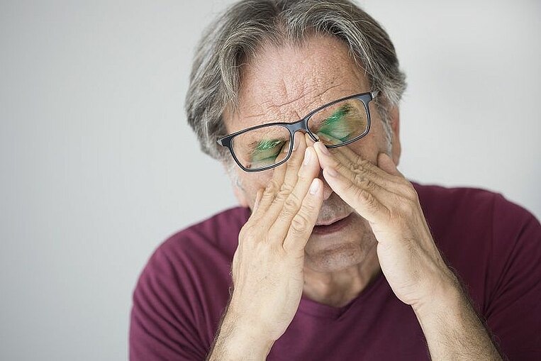 Müder Mann reibt sich die Augen Müder Mann reibt sich die Augen