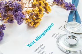 Referto stampato con la scritta Test allergologico accanto a dei fiori