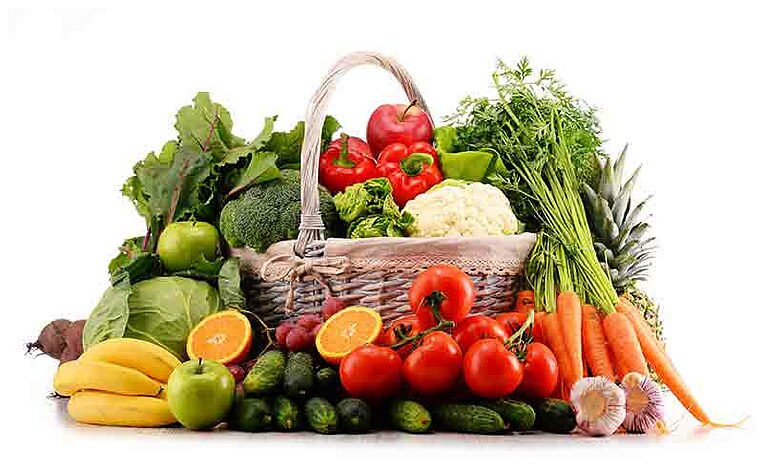 Diversi tipi di frutta e verdura crudi dentro e intorno a un cesto Verschiedene rohe Obst- und Gemüsesorten in und um einen Korb gelegt