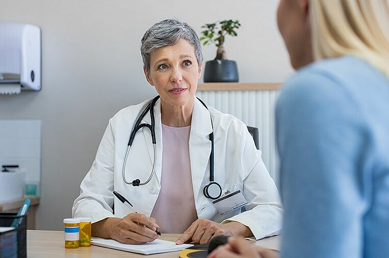 Physician speaking with a patient Ärztin spricht mit Patientin