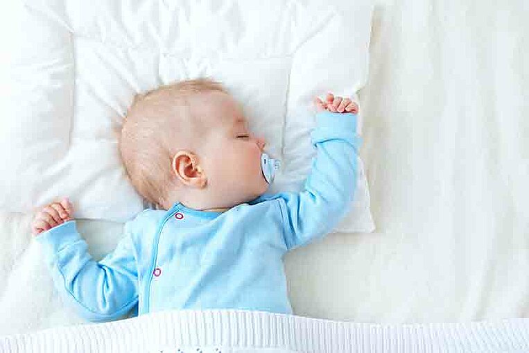 Bambino che dorme su una coperta Bambino che dorme su una coperta