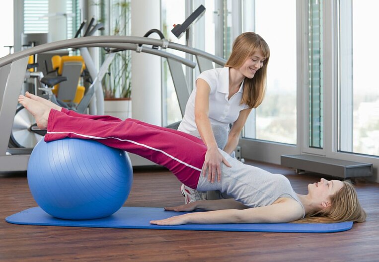Eine Frau in einer Physiotherapie Eine Frau in einer Physiotherapie