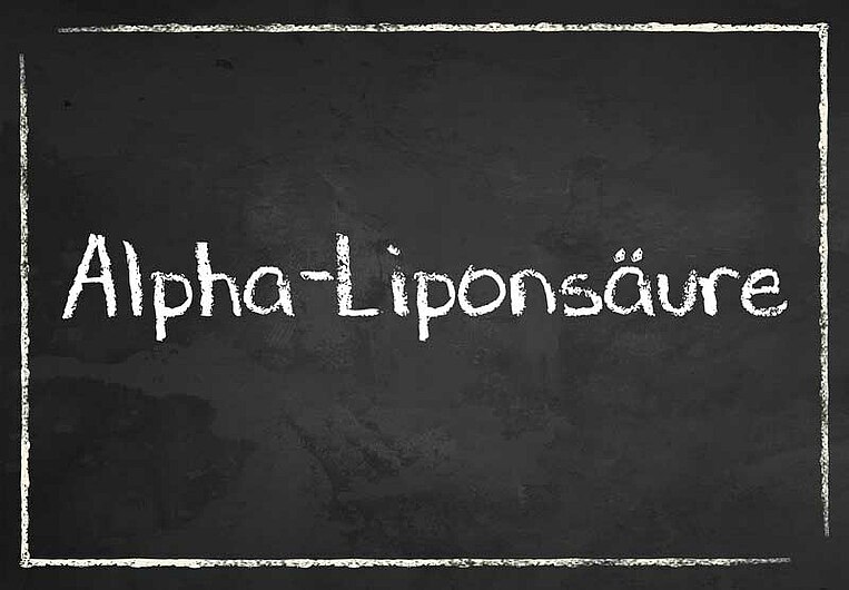 Schwarze Tafel mit der Aufschrift: "Alpha-Liponsäure" Schwarze Tafel mit der Aufschrift: "Alpha-Liponsäure"