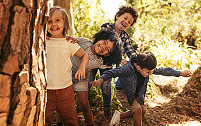 Kinder spielen in einem Wald