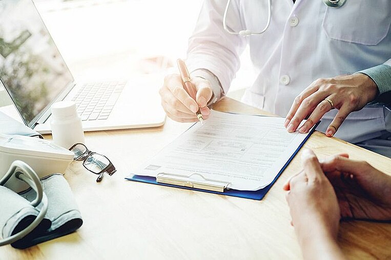 Medico con una cartella clinica del paziente Medico con una cartella clinica del paziente