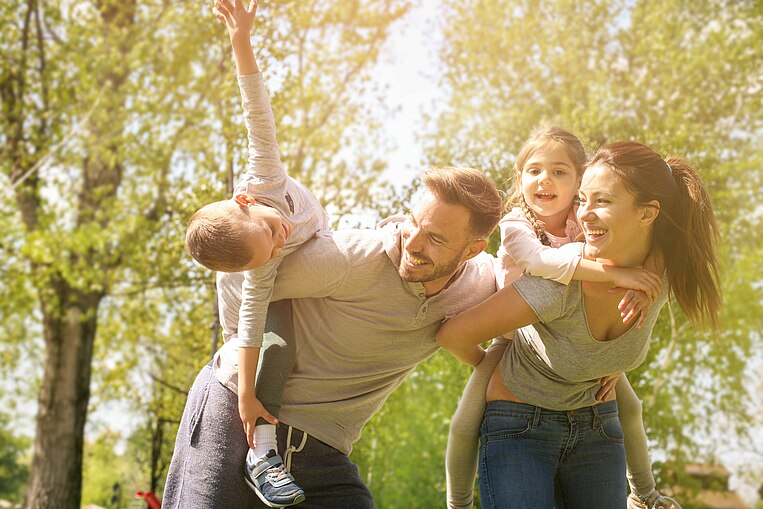 Eine Familie geht im Park spazieren Eine Familie geht im Park spazieren