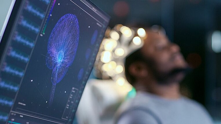 Monitor mit EEG Lesung und grafischem Gehirn Monitor mit EEG Lesung und grafischem Gehirn