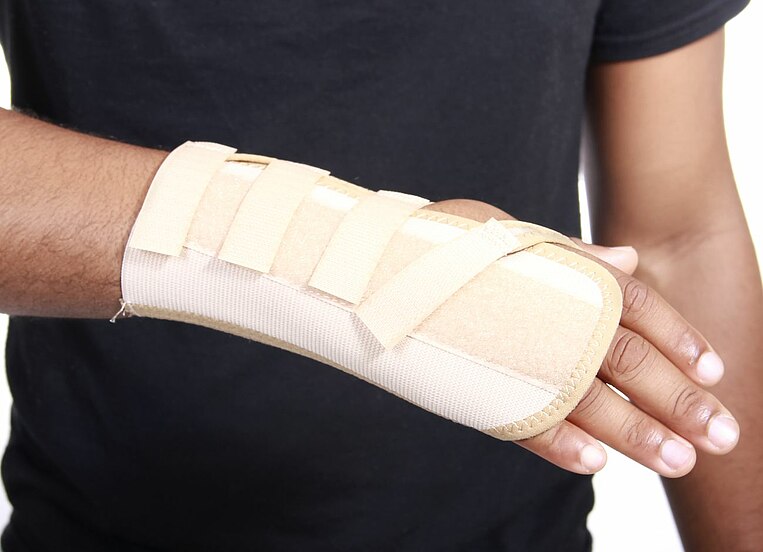 Persona con tutore al polso Persona con tutore al polso